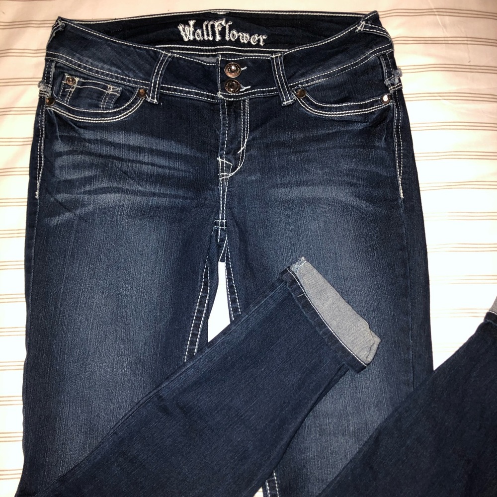 Skinny Jeans with Decorative Back Pockets
